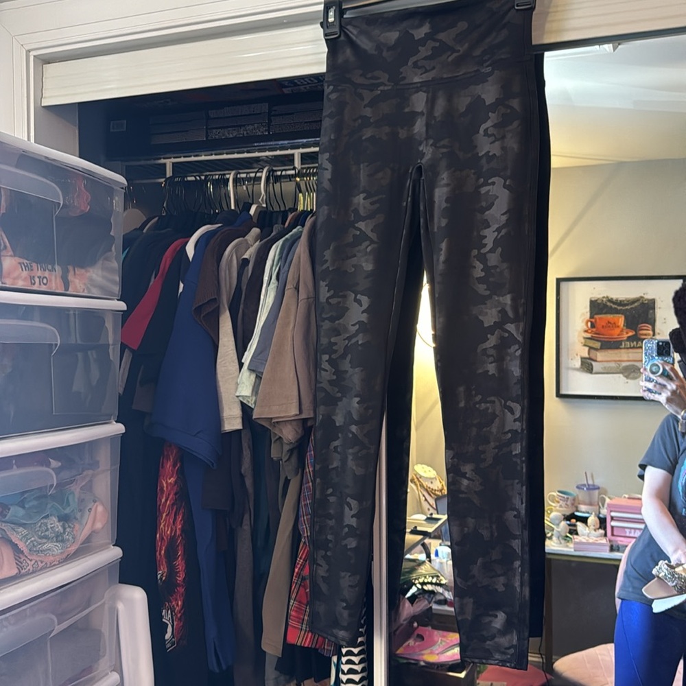 SPANX FAUX LEATHER BLACK MATTE CAMO PRINT LEGGING SMALL - Picture 12 of 14